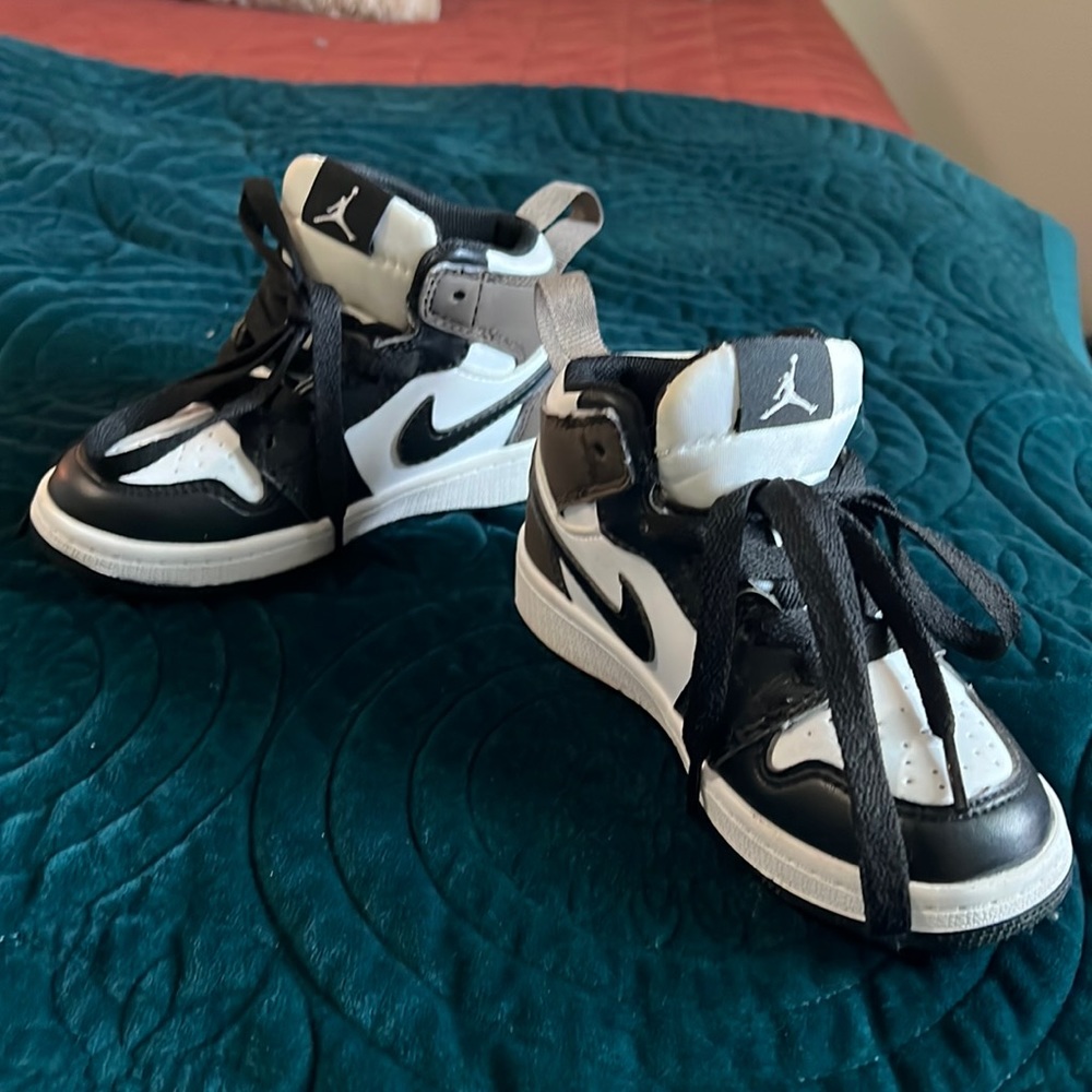 Jordan 1 Retro High size 9c (kids size)